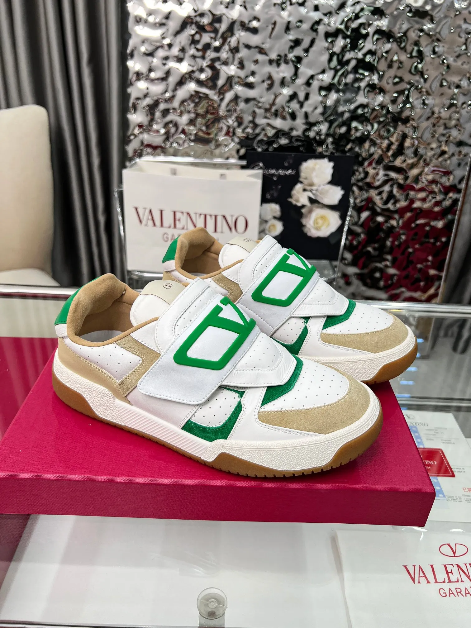 [Valentino] P: 680💰 Couple style, size: women 35-40▪️men 39-44 (customized at 45.46) Valentino 𝑶𝒏𝒆𝑺𝒕𝒖𝒅 Couple sports bread shoe series Valentino 2025 new couple sports shoes are on sale. The original ZP purchase and disassembly. Repeated pattern making and modification. 1:1 restoration! Top luxury masterpiece Velcro design Soft and comfortable imported calfskin brings excellent and elegant texture and excellent foot comfort Top purchasing version upper: imported calfskin surface/original oil edge craftsmanship Lining: water-dyed sheepskin lining Outsole: original development 𝐓𝐏𝐔 two-color combination outsole Packaging: original configuration complete package